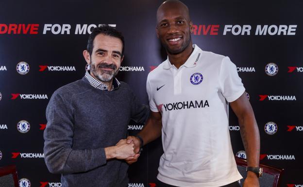 Drogba, con el redactor Rodrigo Errasti, al finalizar la entrevista 