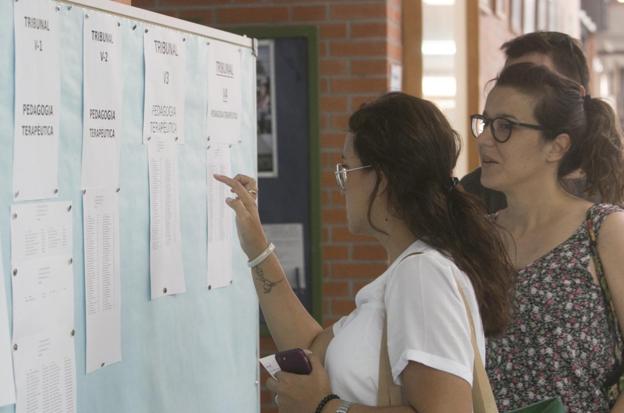 Opositores consultando los listados para la realización de una de las pruebas del proceso selectivo, el pasado verano. 