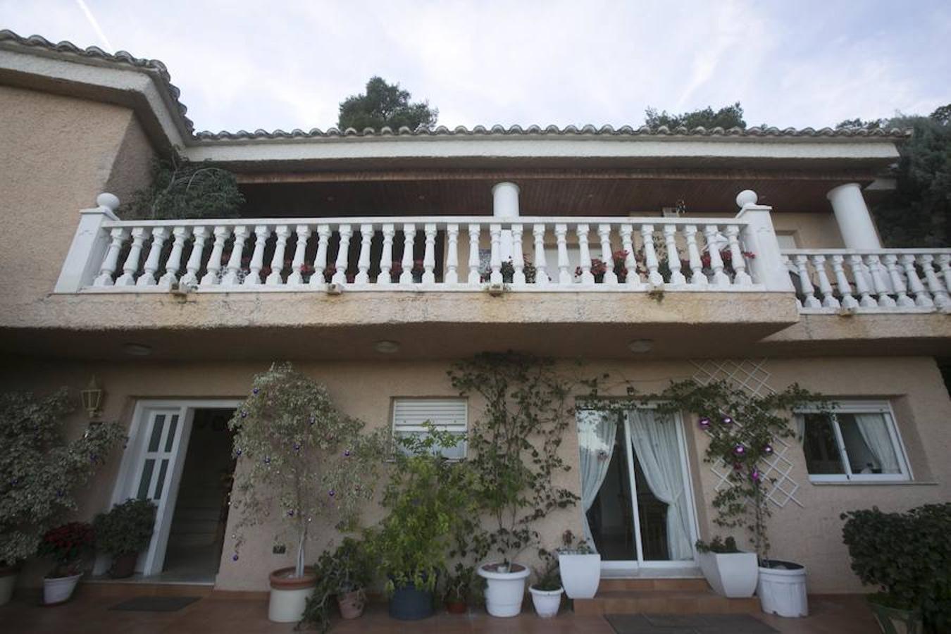 El hogar de Ángela de Sotos es un reflejo de las grandes pasiones de su vida: el arte, los viajes y las cosas bellas. Hace casi treinta años dieron con un terreno pegado a la montaña en una urbanización a las afueras de Valencia. Fue su marido, de profesión constructor, quien se encargó de dirigir un proyecto cuyo principal reto era el tener que edificar la casa adaptándose a las formas de la roca. «Queríamos conservar el máximo de vistas posibles, por ello construimos en dos alturas y sacamos tres terrazas que sirven de nexo entre el interior y el exterior de la vivienda y nos permite rodearnos de un montón de plantas», explica la pintora.