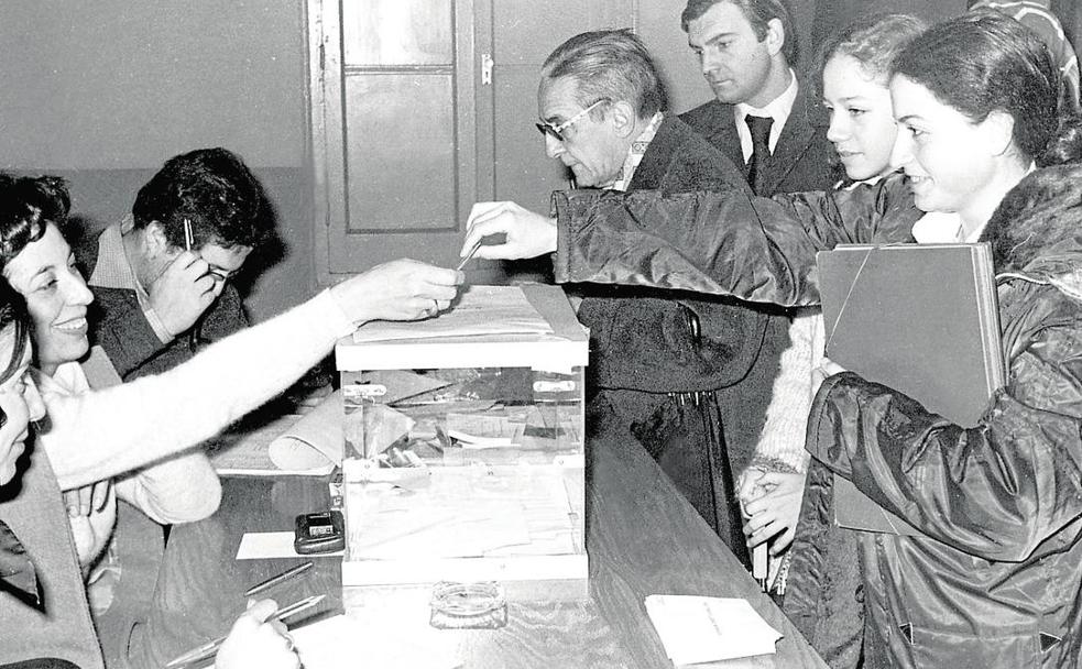 Una mujer vota en el referéndum constitucional del 6 de diciembre de 1978.