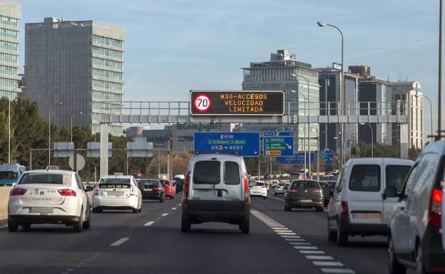 Panel de la M-30 anunciando la velocidad máxima a 70 km/h con el protocolo anticontaminación.