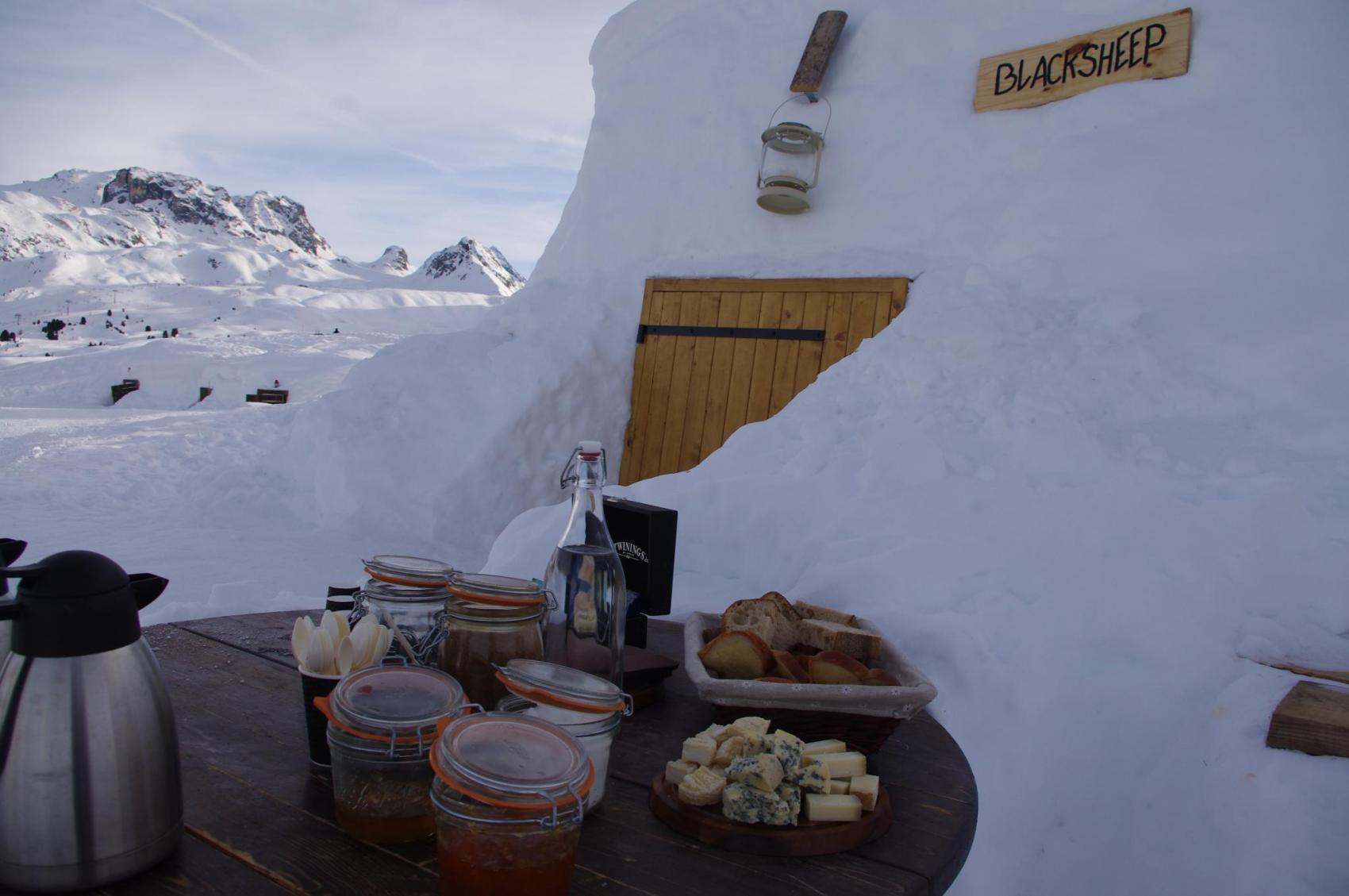 Ahora que los días cada vez son más cortos y las temperaturas empiezan a caer, ¿por qué no dar la bienvenida al invierno en un iglú o en un hotel de hielo? Este es Blacksheep village Igloo, en Francia.