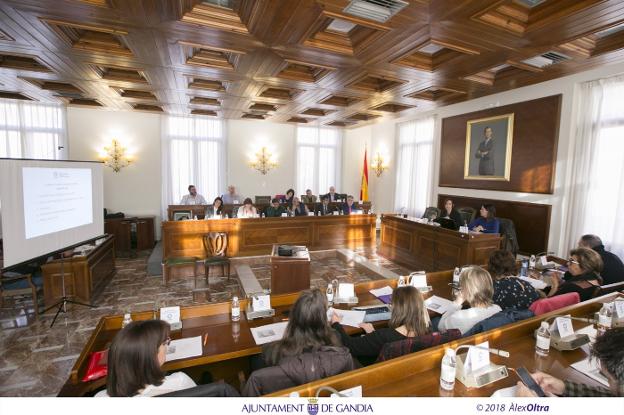 Un momento del debate de la Mesa de Turismo de Gandia celebrado en el salón de plenos del Ayuntamiento. 