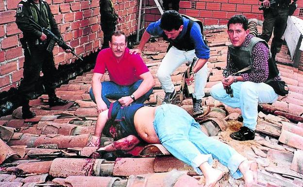 El cadáver de Pablo Escobar, custodiado por policías. 