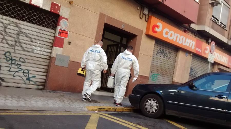 Agentes de la Policía Nacional entrando en la vivienda de Fernando Lumbreras. 