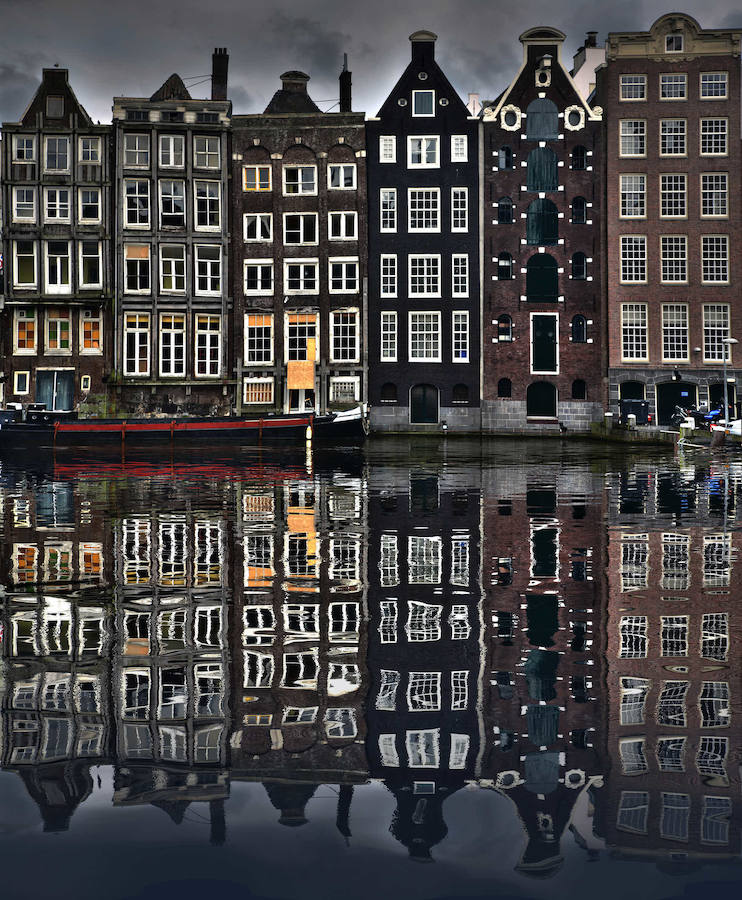 6. ÁMSTERDAM. Los canales son su mayor atractivo, articulados en forma de anillos en torno a la plaza Dam, corazón de la localidad histórica. Se acerca a los ocho millones de visitantes anuales y debe recorrerse en bicicleta, como hacen sus vecinos.