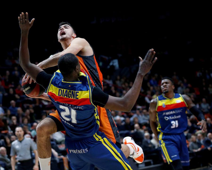 Imágenes del partido de la jornada 11 de Liga Endesa en la Fonteta (91-72)