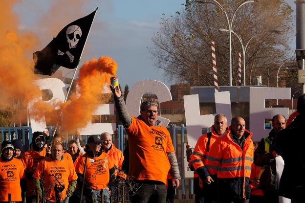 Protesta de los trabajadores de Alcoa, en Lugo, el pasado 30 de noviembre, ante la intención de la firma de cerrar la fábrica. 