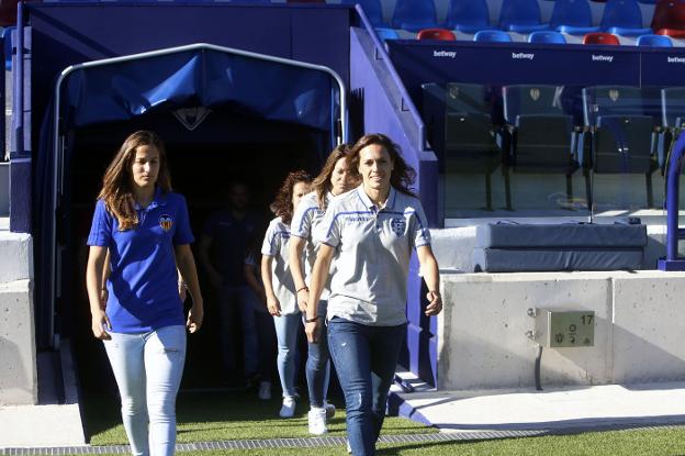 Las jugadoras del Levante y del Valencia, en el túnel de vestuarios del estadio de Orriols, que acoge hoy el derbi. 