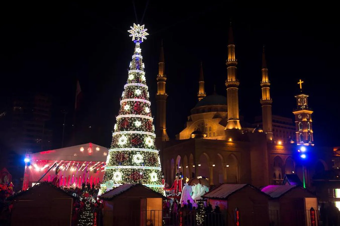 Vista de un árbol de Navidad que decora el centro de Beirut (Líbano).