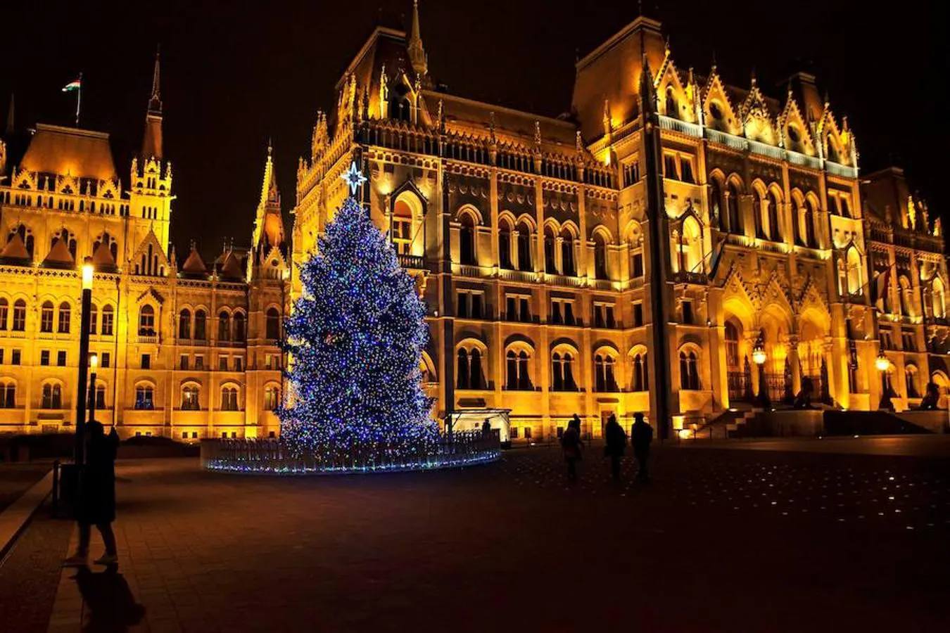 Un árbol de Navidad iluminado delante del Parlamento, en la plaza Kossuth de Budapest (Hungría).