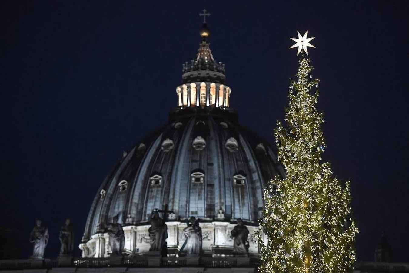 Vista del árbol de Navidad de la plaza de San Pedro, en Ciudad del Vaticano.