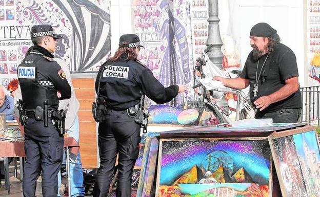 El refuerzo policial ahuyenta del centro a los manteros tras las quejas del comercio