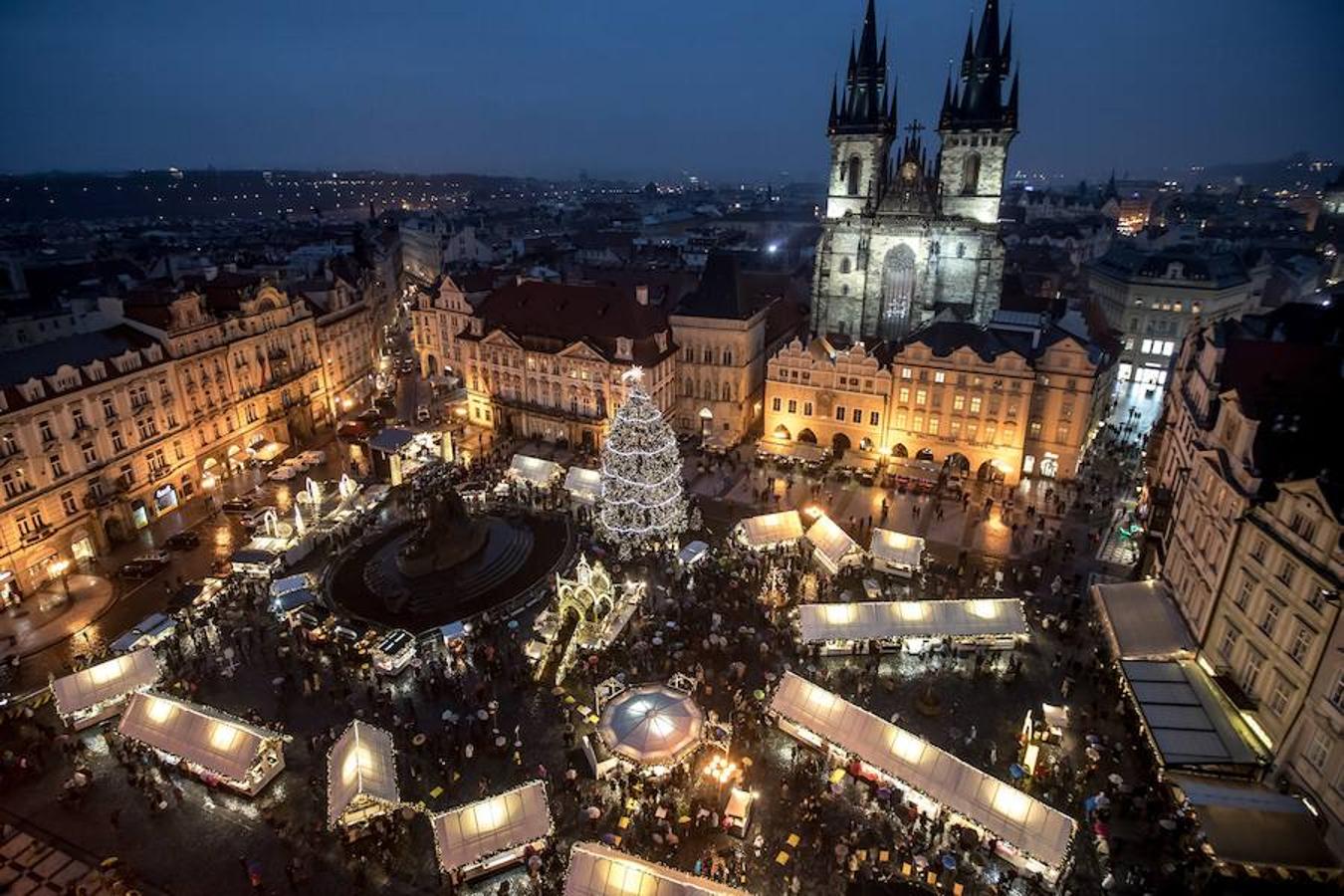 Vista general de la plaza de la Ciudad Vieja con un árbol de Navidad y el mercado navideño instalado. Praga, República Checa.