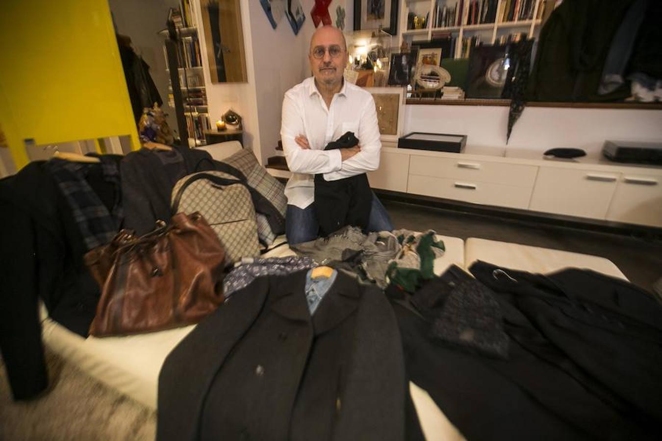 Josep Lozano conoce la industria de la moda a la perfección. Lleva desde los veinte años trabajando en el mundillo, ya sea con modelos, organizado eventos de moda, colaborando con diseñadores o dirigiendo pasarelas. No es extraño que su armario esté lleno de prendas de diseñadores icónicos y piezas seleccionadas con ojo de experto. Para él, «la moda es mucho más que una forma de vestir, un negocio o una tendencia; es un lenguaje en sí misma. No te vistes igual para ir a pedir un crédito que para ligar». ¿Y cómo es su estilo? «Mi estilo es el del sentido común, aquello que perdura en el tiempo, a diferencia de modas pasajeras. En mi vida he abrazado mucho las tendencias, pero con los años he aprendido a seleccionar las más favorecedoras y que reflejan mejor mi personalidad: camisas cómodas, chaquetas y camisetas, abrigos, vaqueros y algún pequeño toque de extravagancia en los complementos. Tampoco puedes vivir de espaldas a las tendencias, porque entonces pierdes contemporaneidad».