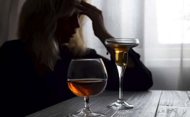 Alcohol y mujer: una adicción en soledad