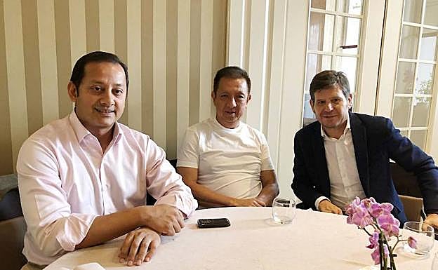 Anil Murthy, Peter Lim y Mateo Alemany durante una reunión, en una foto de archivo. 