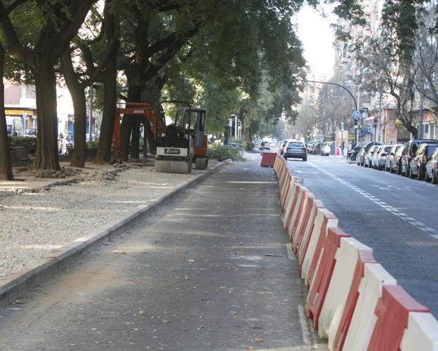 Doctor Manuel Candela. La ruta ciclista elimina parte del jardín central. 