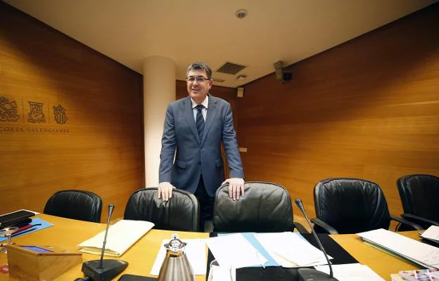Enric Morera, presidente de Les Corts, antes de su comparecencia de ayer en la comisión. 