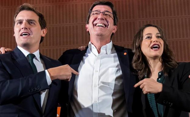 Juan Marín (c), entre Albert Rivera (i) e Inés Arrimadas. 