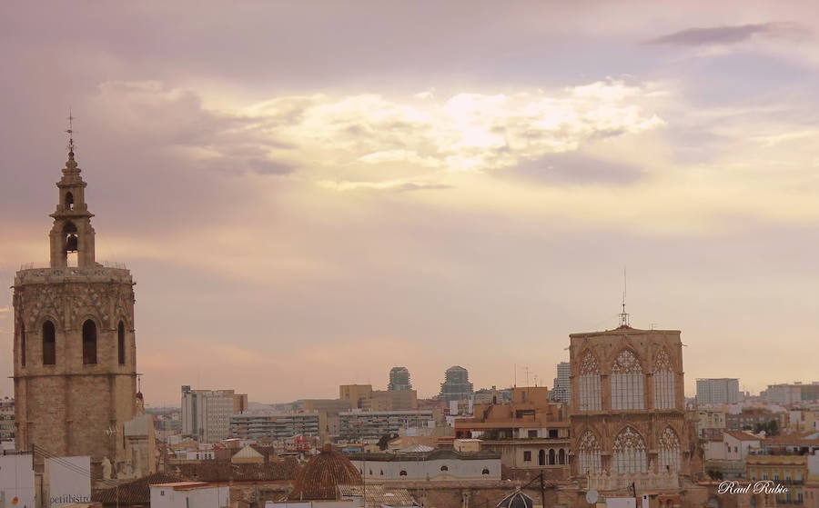 Valencia nunca deja de sorprender. Es habitual la imagen desde la calle de los múltiples campanarios que se encuentran en la ciudad. En el centro histórico aún encontramos más torreones eclesiásticos. Pero, ¿cómo se ve la ciudad desde el cobijo de las campanas?. Raúl Rubio, de la Associació de Mestres Campaners, ha inmortalizado esa visión de la que poca gente puede disfrutar: Valencia desde sus campanarios. Ver la plaza de San Agustín con una perspectiva diferente, contemplar el centro de la ciudad desde Santa Catalina, admirar Valencia desde las campanas del Real Monasterio de la Santísima Trinidad son algunos de las panorámicas exquisitas casi exclusivas para campaneros. La ciudad se redescubre desde las alturas, desde la perspectiva de gárgolas, campanas y tejados. Así es Valencia desde sus campanarios.