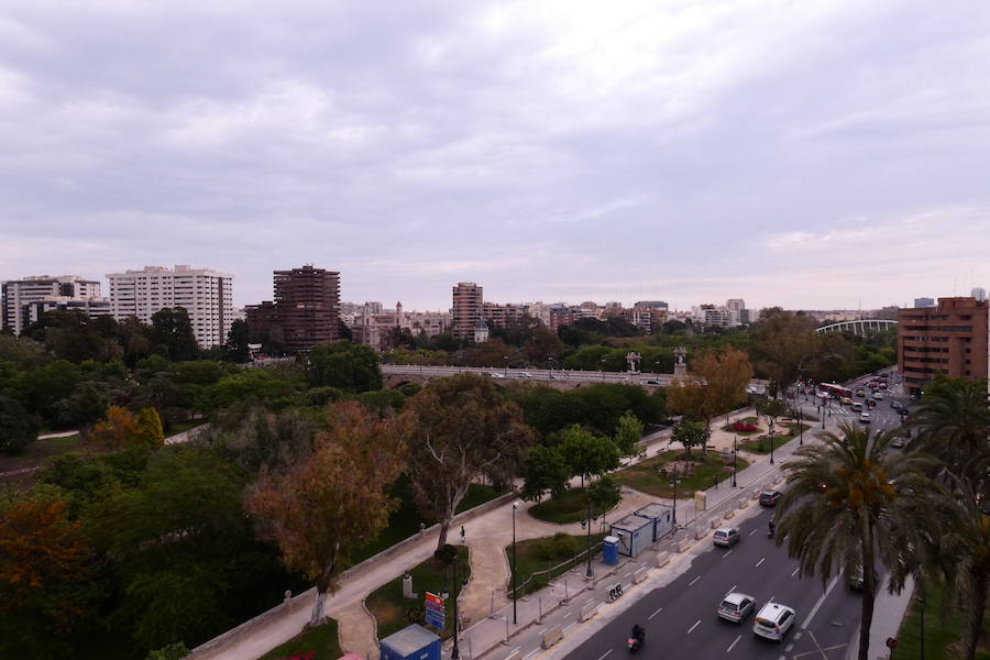 Valencia nunca deja de sorprender. Es habitual la imagen desde la calle de los múltiples campanarios que se encuentran en la ciudad. En el centro histórico aún encontramos más torreones eclesiásticos. Pero, ¿cómo se ve la ciudad desde el cobijo de las campanas?. Raúl Rubio, de la Associació de Mestres Campaners, ha inmortalizado esa visión de la que poca gente puede disfrutar: Valencia desde sus campanarios. Ver la plaza de San Agustín con una perspectiva diferente, contemplar el centro de la ciudad desde Santa Catalina, admirar Valencia desde las campanas del Real Monasterio de la Santísima Trinidad son algunos de las panorámicas exquisitas casi exclusivas para campaneros. La ciudad se redescubre desde las alturas, desde la perspectiva de gárgolas, campanas y tejados. Así es Valencia desde sus campanarios.