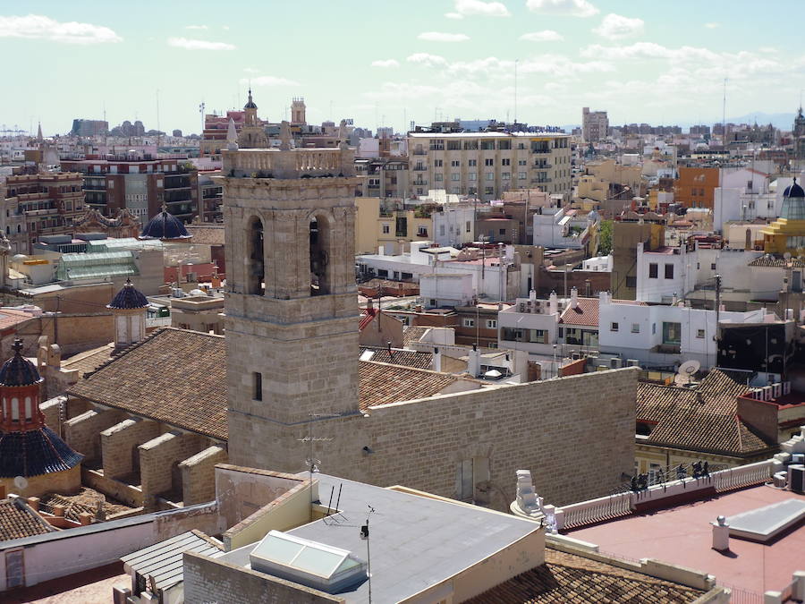 Valencia nunca deja de sorprender. Es habitual la imagen desde la calle de los múltiples campanarios que se encuentran en la ciudad. En el centro histórico aún encontramos más torreones eclesiásticos. Pero, ¿cómo se ve la ciudad desde el cobijo de las campanas?. Raúl Rubio, de la Associació de Mestres Campaners, ha inmortalizado esa visión de la que poca gente puede disfrutar: Valencia desde sus campanarios. Ver la plaza de San Agustín con una perspectiva diferente, contemplar el centro de la ciudad desde Santa Catalina, admirar Valencia desde las campanas del Real Monasterio de la Santísima Trinidad son algunos de las panorámicas exquisitas casi exclusivas para campaneros. La ciudad se redescubre desde las alturas, desde la perspectiva de gárgolas, campanas y tejados. Así es Valencia desde sus campanarios.