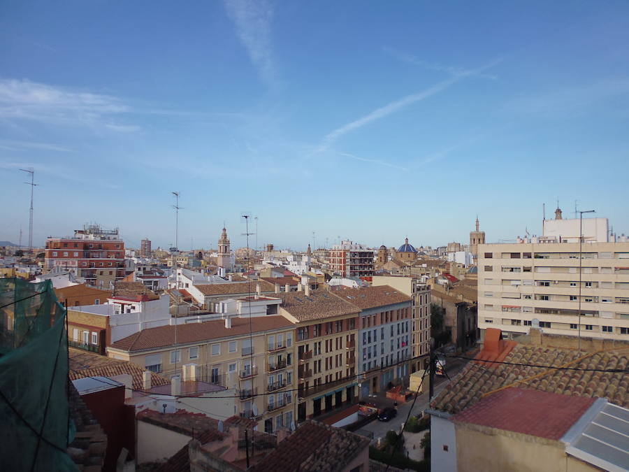 Valencia nunca deja de sorprender. Es habitual la imagen desde la calle de los múltiples campanarios que se encuentran en la ciudad. En el centro histórico aún encontramos más torreones eclesiásticos. Pero, ¿cómo se ve la ciudad desde el cobijo de las campanas?. Raúl Rubio, de la Associació de Mestres Campaners, ha inmortalizado esa visión de la que poca gente puede disfrutar: Valencia desde sus campanarios. Ver la plaza de San Agustín con una perspectiva diferente, contemplar el centro de la ciudad desde Santa Catalina, admirar Valencia desde las campanas del Real Monasterio de la Santísima Trinidad son algunos de las panorámicas exquisitas casi exclusivas para campaneros. La ciudad se redescubre desde las alturas, desde la perspectiva de gárgolas, campanas y tejados. Así es Valencia desde sus campanarios.