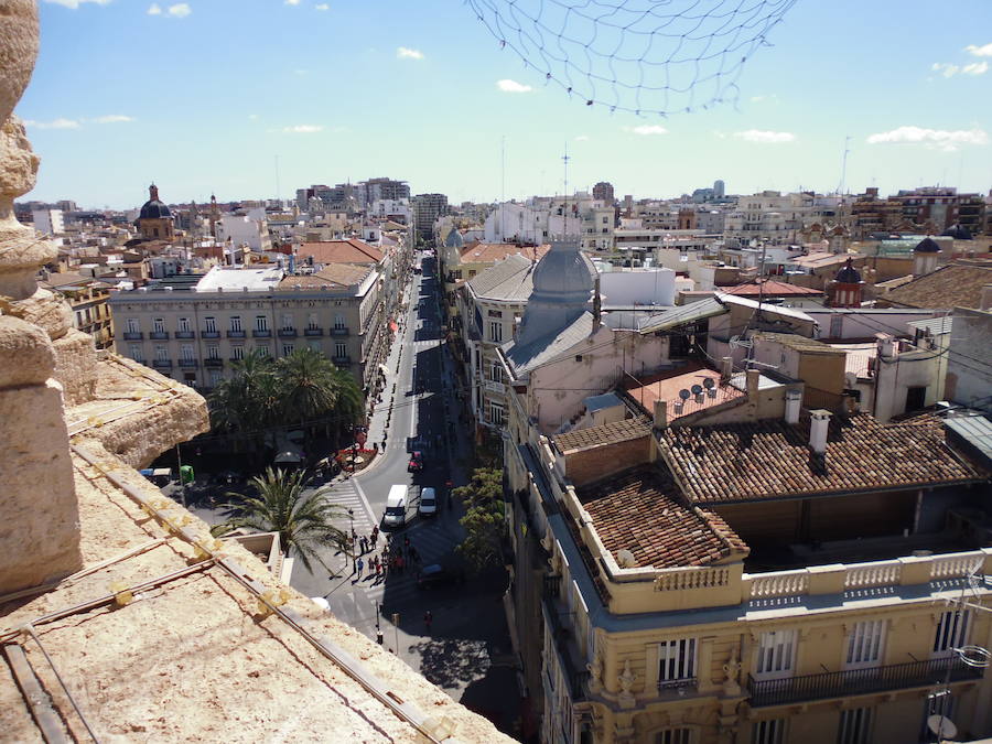 Valencia nunca deja de sorprender. Es habitual la imagen desde la calle de los múltiples campanarios que se encuentran en la ciudad. En el centro histórico aún encontramos más torreones eclesiásticos. Pero, ¿cómo se ve la ciudad desde el cobijo de las campanas?. Raúl Rubio, de la Associació de Mestres Campaners, ha inmortalizado esa visión de la que poca gente puede disfrutar: Valencia desde sus campanarios. Ver la plaza de San Agustín con una perspectiva diferente, contemplar el centro de la ciudad desde Santa Catalina, admirar Valencia desde las campanas del Real Monasterio de la Santísima Trinidad son algunos de las panorámicas exquisitas casi exclusivas para campaneros. La ciudad se redescubre desde las alturas, desde la perspectiva de gárgolas, campanas y tejados. Así es Valencia desde sus campanarios.