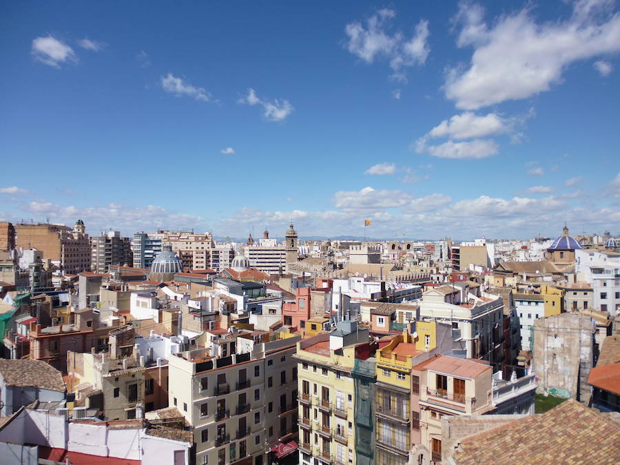 Valencia nunca deja de sorprender. Es habitual la imagen desde la calle de los múltiples campanarios que se encuentran en la ciudad. En el centro histórico aún encontramos más torreones eclesiásticos. Pero, ¿cómo se ve la ciudad desde el cobijo de las campanas?. Raúl Rubio, de la Associació de Mestres Campaners, ha inmortalizado esa visión de la que poca gente puede disfrutar: Valencia desde sus campanarios. Ver la plaza de San Agustín con una perspectiva diferente, contemplar el centro de la ciudad desde Santa Catalina, admirar Valencia desde las campanas del Real Monasterio de la Santísima Trinidad son algunos de las panorámicas exquisitas casi exclusivas para campaneros. La ciudad se redescubre desde las alturas, desde la perspectiva de gárgolas, campanas y tejados. Así es Valencia desde sus campanarios.