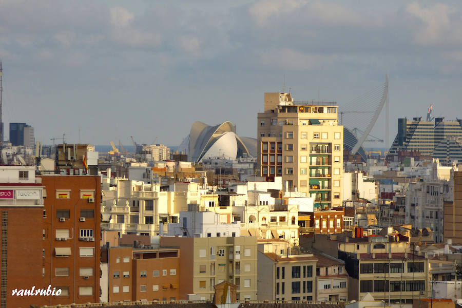 Valencia nunca deja de sorprender. Es habitual la imagen desde la calle de los múltiples campanarios que se encuentran en la ciudad. En el centro histórico aún encontramos más torreones eclesiásticos. Pero, ¿cómo se ve la ciudad desde el cobijo de las campanas?. Raúl Rubio, de la Associació de Mestres Campaners, ha inmortalizado esa visión de la que poca gente puede disfrutar: Valencia desde sus campanarios. Ver la plaza de San Agustín con una perspectiva diferente, contemplar el centro de la ciudad desde Santa Catalina, admirar Valencia desde las campanas del Real Monasterio de la Santísima Trinidad son algunos de las panorámicas exquisitas casi exclusivas para campaneros. La ciudad se redescubre desde las alturas, desde la perspectiva de gárgolas, campanas y tejados. Así es Valencia desde sus campanarios.