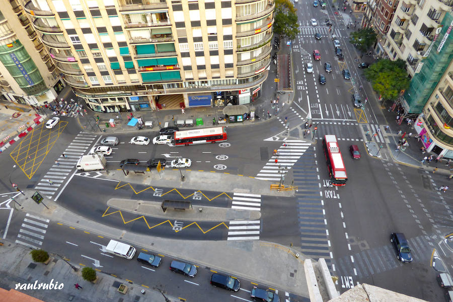 Valencia nunca deja de sorprender. Es habitual la imagen desde la calle de los múltiples campanarios que se encuentran en la ciudad. En el centro histórico aún encontramos más torreones eclesiásticos. Pero, ¿cómo se ve la ciudad desde el cobijo de las campanas?. Raúl Rubio, de la Associació de Mestres Campaners, ha inmortalizado esa visión de la que poca gente puede disfrutar: Valencia desde sus campanarios. Ver la plaza de San Agustín con una perspectiva diferente, contemplar el centro de la ciudad desde Santa Catalina, admirar Valencia desde las campanas del Real Monasterio de la Santísima Trinidad son algunos de las panorámicas exquisitas casi exclusivas para campaneros. La ciudad se redescubre desde las alturas, desde la perspectiva de gárgolas, campanas y tejados. Así es Valencia desde sus campanarios.