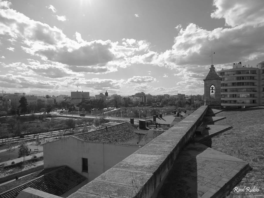 Valencia nunca deja de sorprender. Es habitual la imagen desde la calle de los múltiples campanarios que se encuentran en la ciudad. En el centro histórico aún encontramos más torreones eclesiásticos. Pero, ¿cómo se ve la ciudad desde el cobijo de las campanas?. Raúl Rubio, de la Associació de Mestres Campaners, ha inmortalizado esa visión de la que poca gente puede disfrutar: Valencia desde sus campanarios. Ver la plaza de San Agustín con una perspectiva diferente, contemplar el centro de la ciudad desde Santa Catalina, admirar Valencia desde las campanas del Real Monasterio de la Santísima Trinidad son algunos de las panorámicas exquisitas casi exclusivas para campaneros. La ciudad se redescubre desde las alturas, desde la perspectiva de gárgolas, campanas y tejados. Así es Valencia desde sus campanarios.