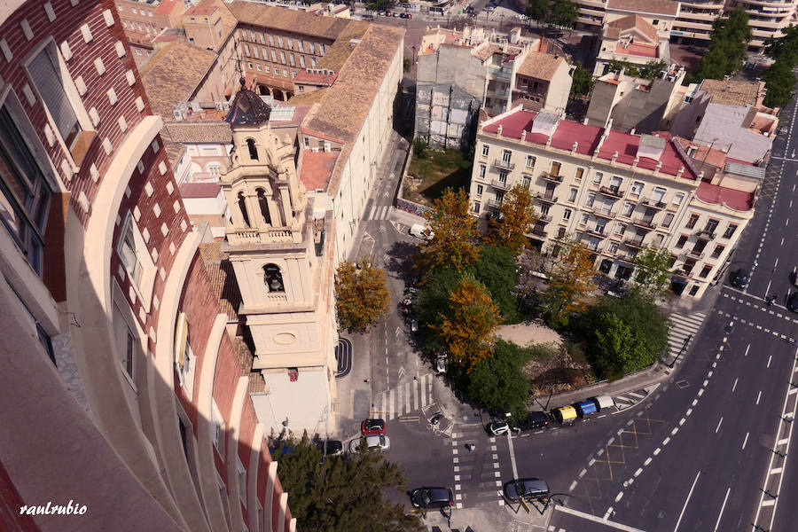 Valencia nunca deja de sorprender. Es habitual la imagen desde la calle de los múltiples campanarios que se encuentran en la ciudad. En el centro histórico aún encontramos más torreones eclesiásticos. Pero, ¿cómo se ve la ciudad desde el cobijo de las campanas?. Raúl Rubio, de la Associació de Mestres Campaners, ha inmortalizado esa visión de la que poca gente puede disfrutar: Valencia desde sus campanarios. Ver la plaza de San Agustín con una perspectiva diferente, contemplar el centro de la ciudad desde Santa Catalina, admirar Valencia desde las campanas del Real Monasterio de la Santísima Trinidad son algunos de las panorámicas exquisitas casi exclusivas para campaneros. La ciudad se redescubre desde las alturas, desde la perspectiva de gárgolas, campanas y tejados. Así es Valencia desde sus campanarios.