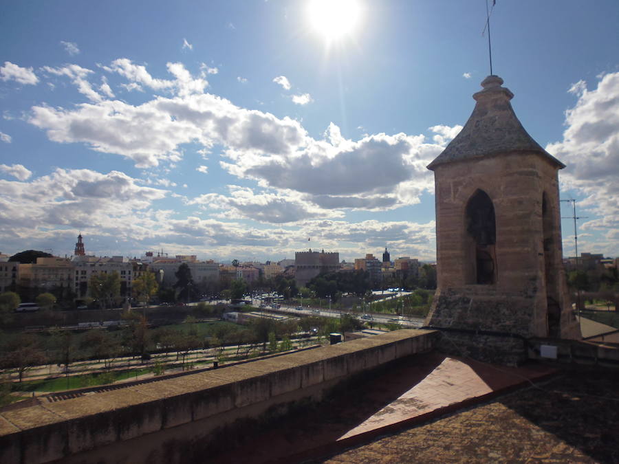 Valencia nunca deja de sorprender. Es habitual la imagen desde la calle de los múltiples campanarios que se encuentran en la ciudad. En el centro histórico aún encontramos más torreones eclesiásticos. Pero, ¿cómo se ve la ciudad desde el cobijo de las campanas?. Raúl Rubio, de la Associació de Mestres Campaners, ha inmortalizado esa visión de la que poca gente puede disfrutar: Valencia desde sus campanarios. Ver la plaza de San Agustín con una perspectiva diferente, contemplar el centro de la ciudad desde Santa Catalina, admirar Valencia desde las campanas del Real Monasterio de la Santísima Trinidad son algunos de las panorámicas exquisitas casi exclusivas para campaneros. La ciudad se redescubre desde las alturas, desde la perspectiva de gárgolas, campanas y tejados. Así es Valencia desde sus campanarios.