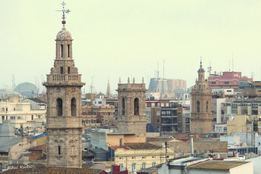 Valencia nunca deja de sorprender. Es habitual la imagen desde la calle de los múltiples campanarios que se encuentran en la ciudad. En el centro histórico aún encontramos más torreones eclesiásticos. Pero, ¿cómo se ve la ciudad desde el cobijo de las campanas?. Raúl Rubio, de la Associació de Mestres Campaners, ha inmortalizado esa visión de la que poca gente puede disfrutar: Valencia desde sus campanarios. Ver la plaza de San Agustín con una perspectiva diferente, contemplar el centro de la ciudad desde Santa Catalina, admirar Valencia desde las campanas del Real Monasterio de la Santísima Trinidad son algunos de las panorámicas exquisitas casi exclusivas para campaneros. La ciudad se redescubre desde las alturas, desde la perspectiva de gárgolas, campanas y tejados. Así es Valencia desde sus campanarios.