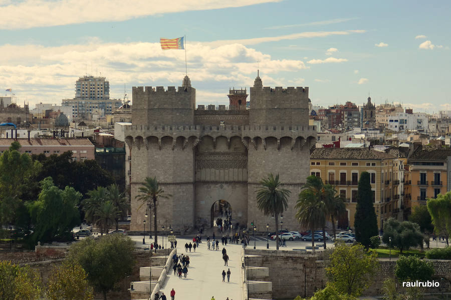 Valencia nunca deja de sorprender. Es habitual la imagen desde la calle de los múltiples campanarios que se encuentran en la ciudad. En el centro histórico aún encontramos más torreones eclesiásticos. Pero, ¿cómo se ve la ciudad desde el cobijo de las campanas?. Raúl Rubio, de la Associació de Mestres Campaners, ha inmortalizado esa visión de la que poca gente puede disfrutar: Valencia desde sus campanarios. Ver la plaza de San Agustín con una perspectiva diferente, contemplar el centro de la ciudad desde Santa Catalina, admirar Valencia desde las campanas del Real Monasterio de la Santísima Trinidad son algunos de las panorámicas exquisitas casi exclusivas para campaneros. La ciudad se redescubre desde las alturas, desde la perspectiva de gárgolas, campanas y tejados. Así es Valencia desde sus campanarios.