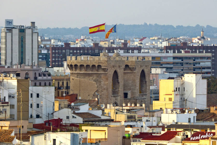 Valencia nunca deja de sorprender. Es habitual la imagen desde la calle de los múltiples campanarios que se encuentran en la ciudad. En el centro histórico aún encontramos más torreones eclesiásticos. Pero, ¿cómo se ve la ciudad desde el cobijo de las campanas?. Raúl Rubio, de la Associació de Mestres Campaners, ha inmortalizado esa visión de la que poca gente puede disfrutar: Valencia desde sus campanarios. Ver la plaza de San Agustín con una perspectiva diferente, contemplar el centro de la ciudad desde Santa Catalina, admirar Valencia desde las campanas del Real Monasterio de la Santísima Trinidad son algunos de las panorámicas exquisitas casi exclusivas para campaneros. La ciudad se redescubre desde las alturas, desde la perspectiva de gárgolas, campanas y tejados. Así es Valencia desde sus campanarios.