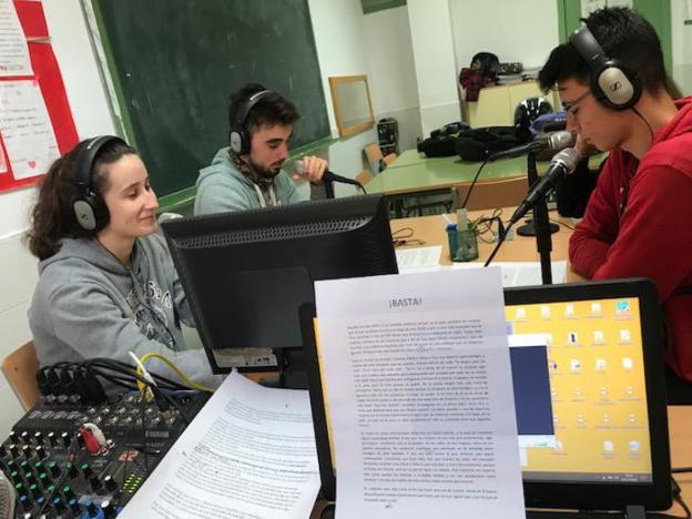 Los alumnos durante la grabación del programa. 