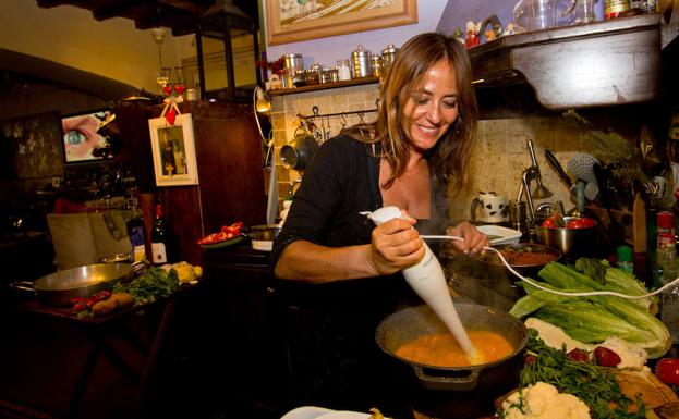 Imagen principal - Algunos de los anfitriones de Barcelona que han ofrecido cenas o comidas en sus casas.