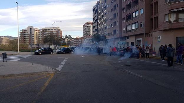 Decenas de falleros de Gandia, en la macrodespertà en el barrio de Roís de Corella. 