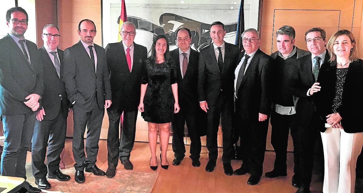 El presidente alicantino César Sánchez con los miembros de la asociación de juristas.