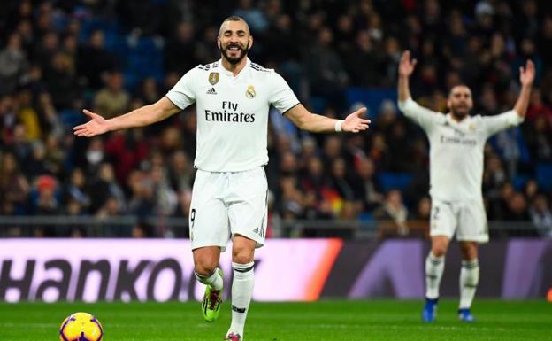 Karim Benzema celebra el único gol del partido.