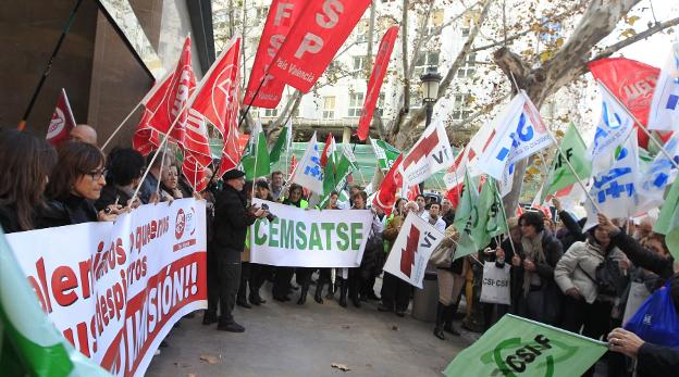 Protesta de profesionales de la Sanidad ante la conselleria. 