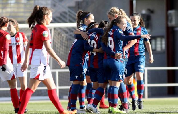 Las jugadoras azulgrana celebran el gol de Charlyn. 