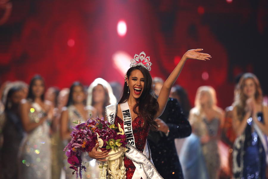 La filipina Catriona Gray ha sido coronada como Miss Universo 2018, uno de los certámenes de belleza más populares del mundo. Se trata del cuarto título para su país, con el que se ha alzado con seguridad y una sonrisa permanente durante sus desfiles. La segunda posición ha sido para Tamaryn Green, nombrada primera dama de honor por el concurso. En el tercer puesto, y segunda dama de honor, ha quedado la venezolana Sthefany Gutiérrez.