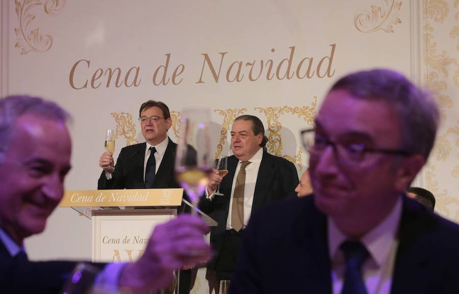 La Asociación Valenciana de Empresarios (AVE) celebró un año más su tradicional Cena de Navidad. Este sábado 15 de diciembre, representantes de las principales empresas valencianas se reunieron en el Estadio de la Cerámica, en Vila-real, en un acto al que también acudió el President de la Generalitat Valenciana, Ximo Puig, entre otras personalidades. 