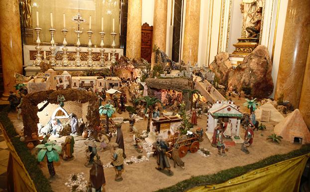 Belén de más de cien años donado por una familia valenciana instalado en la Basílica de Valencia.