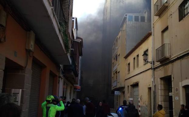 Acordonan un tramo de Marqués de Campo y desalojan a una veintena de vecinos por dos incendios en Dénia