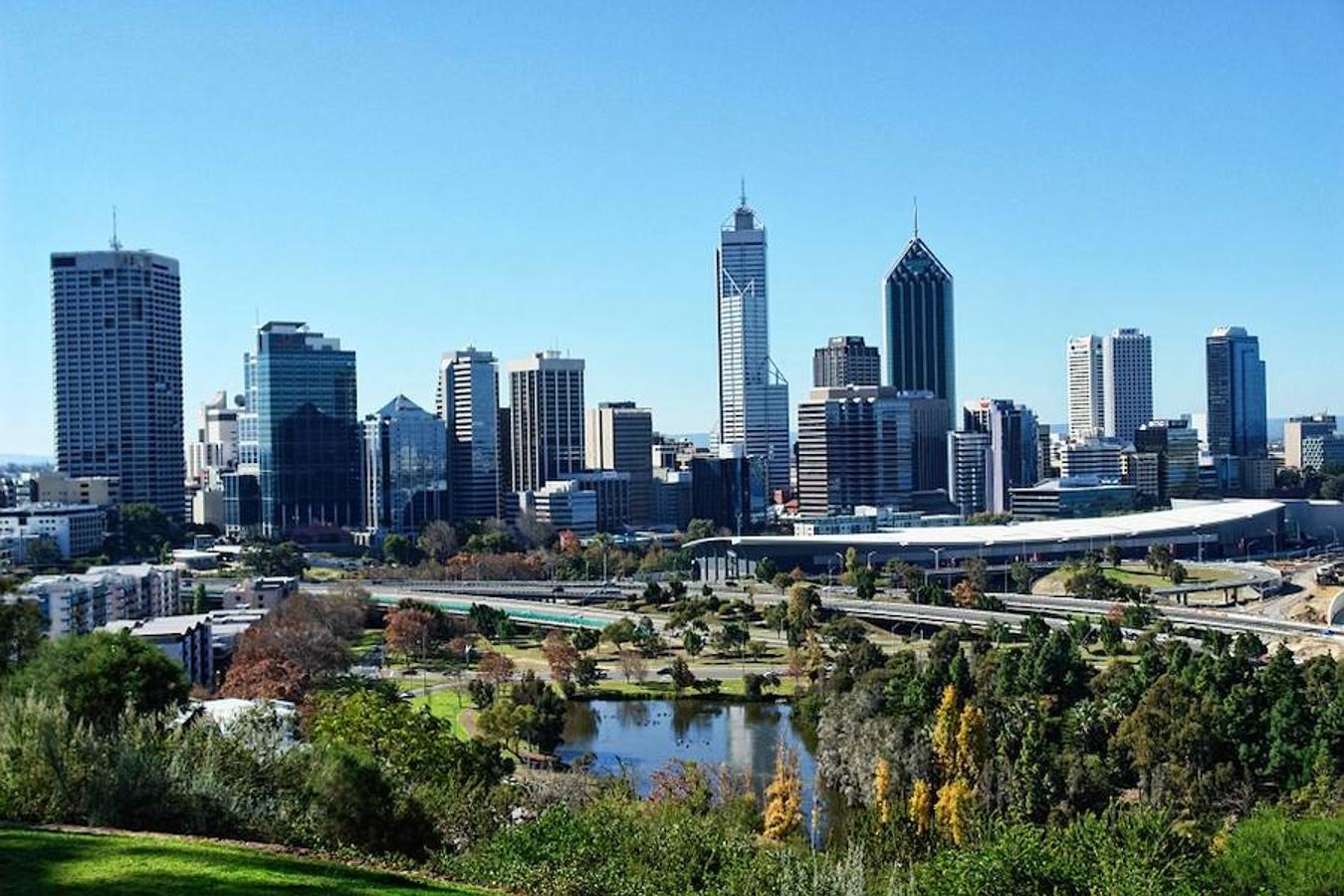 Kings Park, Australia Occidental. Es el primer parque público de Australia y su riqueza reside en la mezcla de paisajes: hierba, jardines botánicos y matorral. Es de mayores dimensiones que el Central Park de Nueva York.